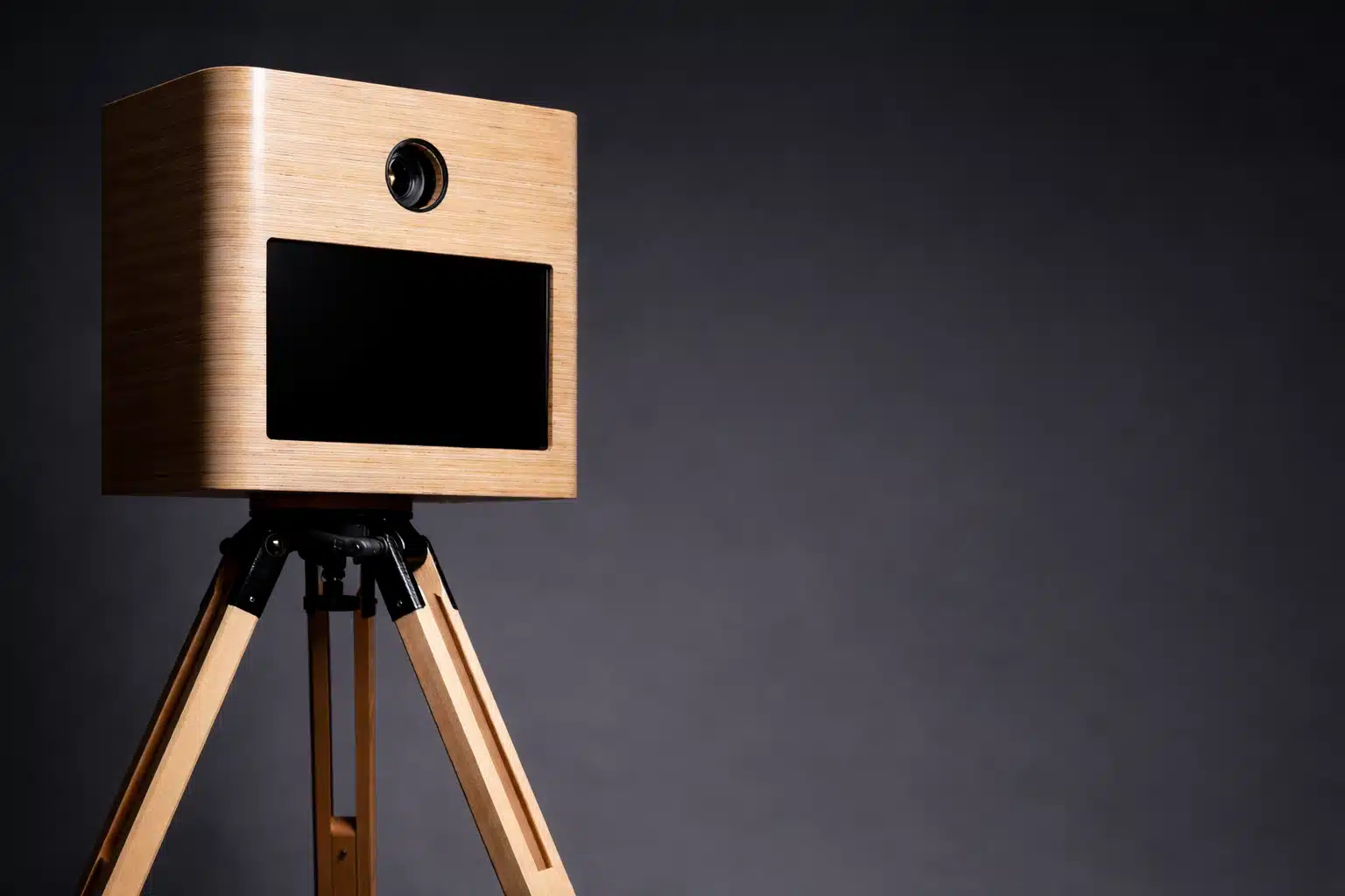 Fotobox im Holzdesign auf Stativ für Events und Feiern
